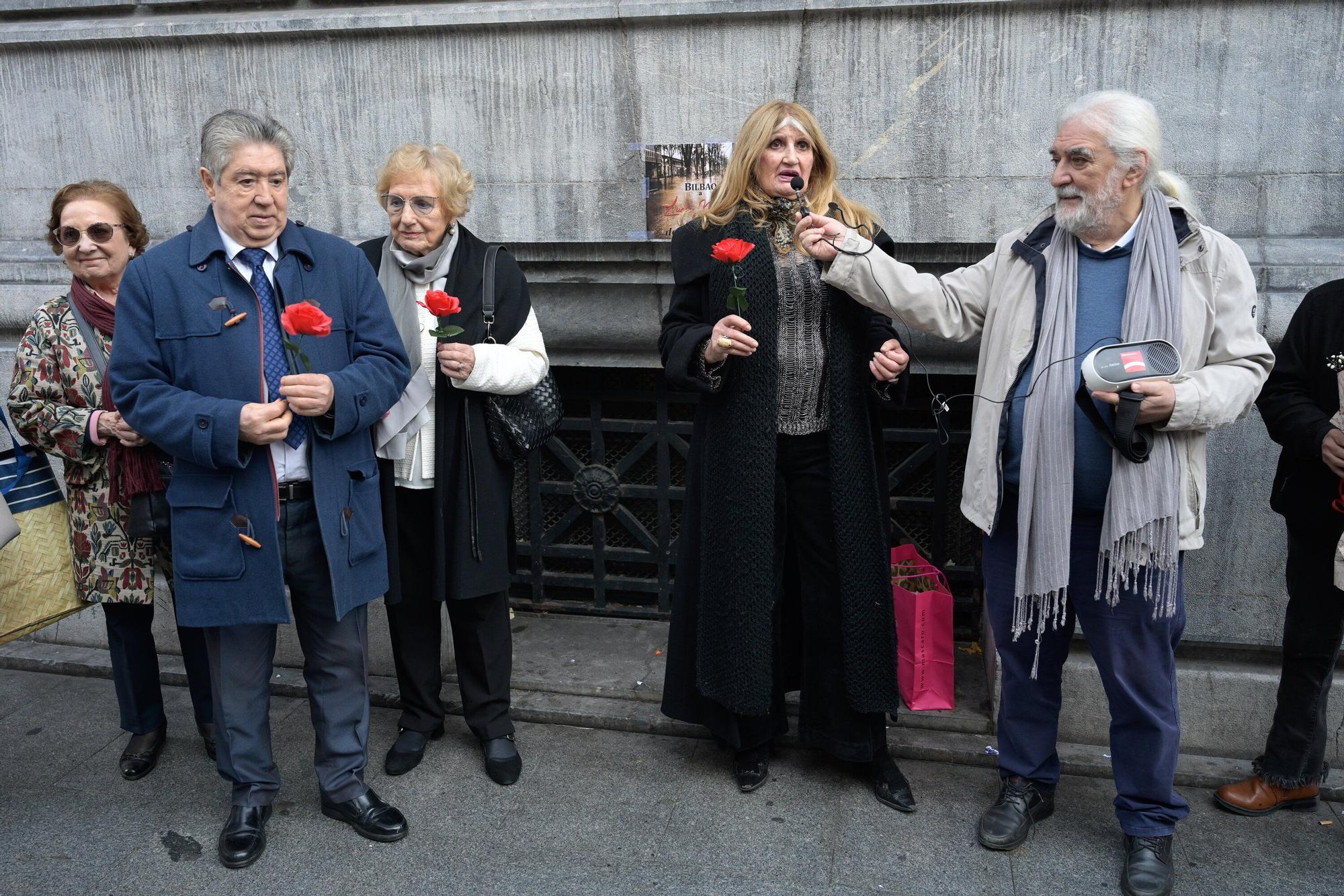 En imágenes: Rosas y poesía para Lucía, la mimo de la Gran Vía de Bilbao