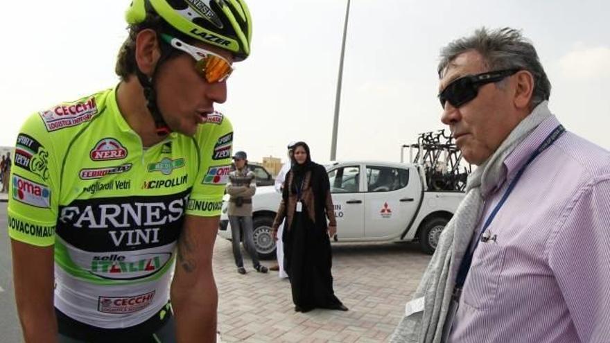 Eddy Merckx habla con Filippo Pozzatto.