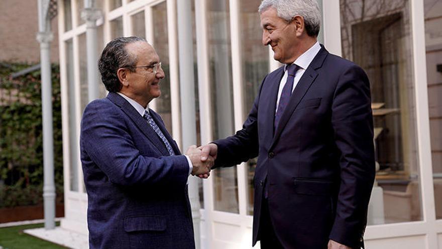 Javier Moll, presidente de Prensa Ibérica, e Iñaki Alzaga, presidente de Grupo Noticias.