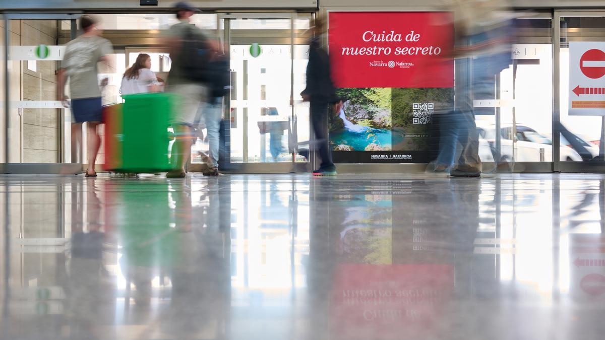 Uno de los vinilos colocados en el Aeropuerto de Pamplona.