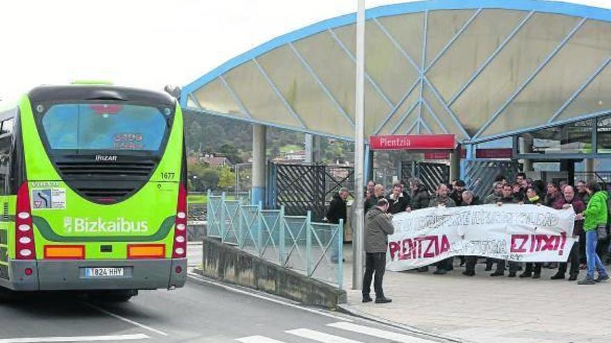 El comité de empresa de Metro Bilbao realizó ayer una protesta en Plentzia.