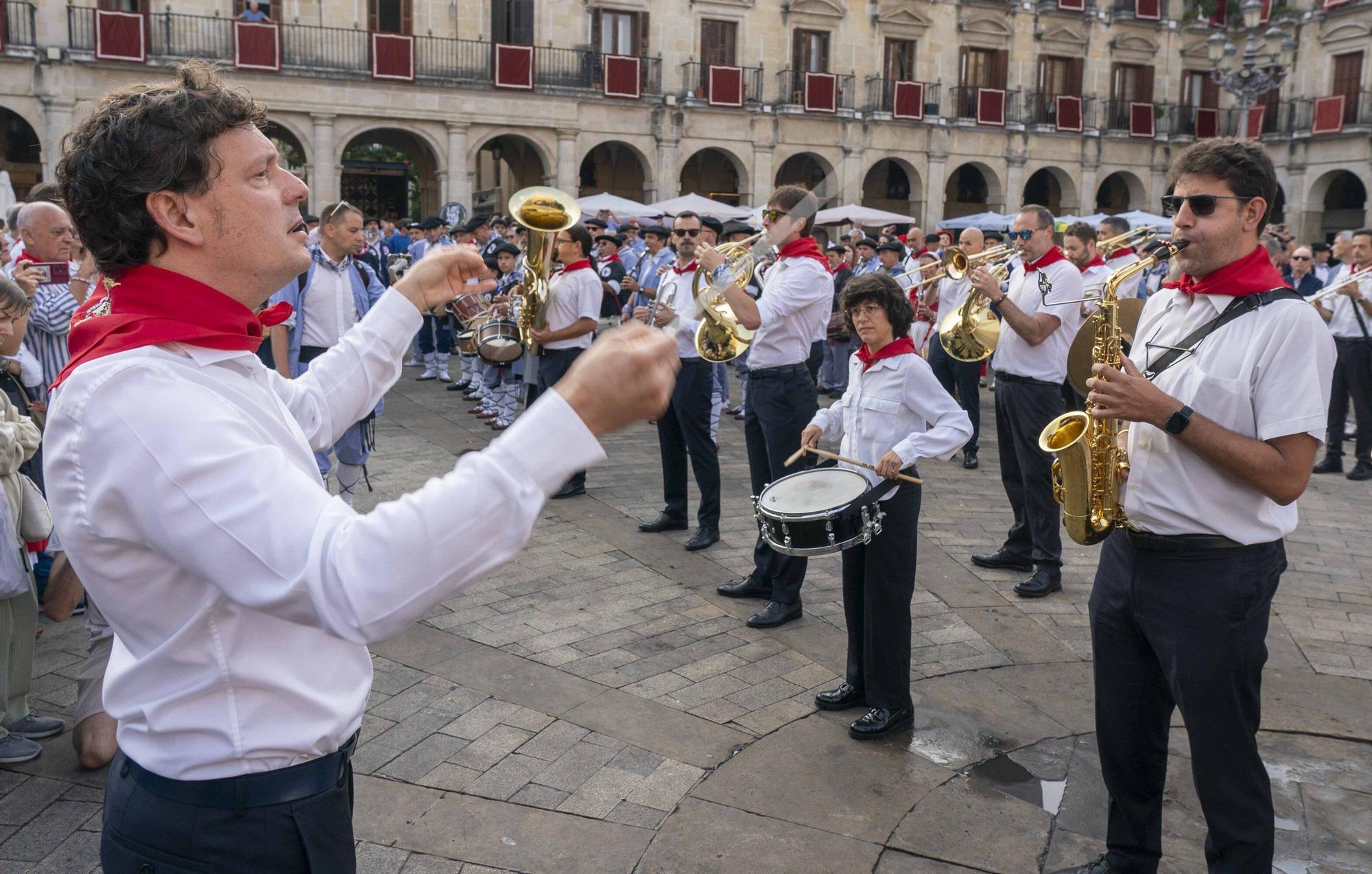 En imágenes: Las dianas llaman a la fiesta en la Plaza Nueva