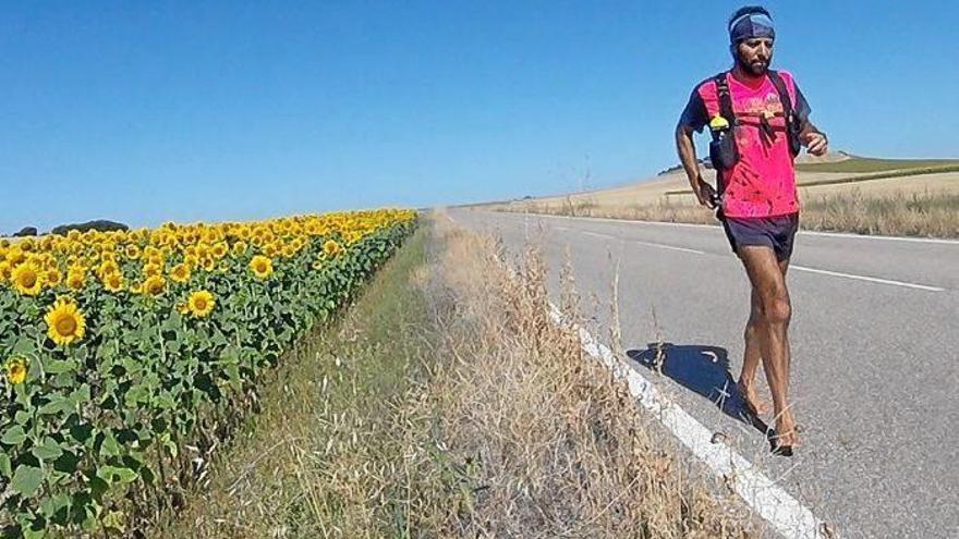 940 kilómetros de superación descalzo