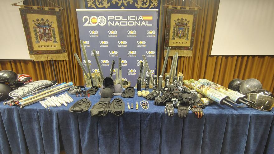 Identifican a 91 ‘ultras’ con un arsenal violento camino de Sevilla