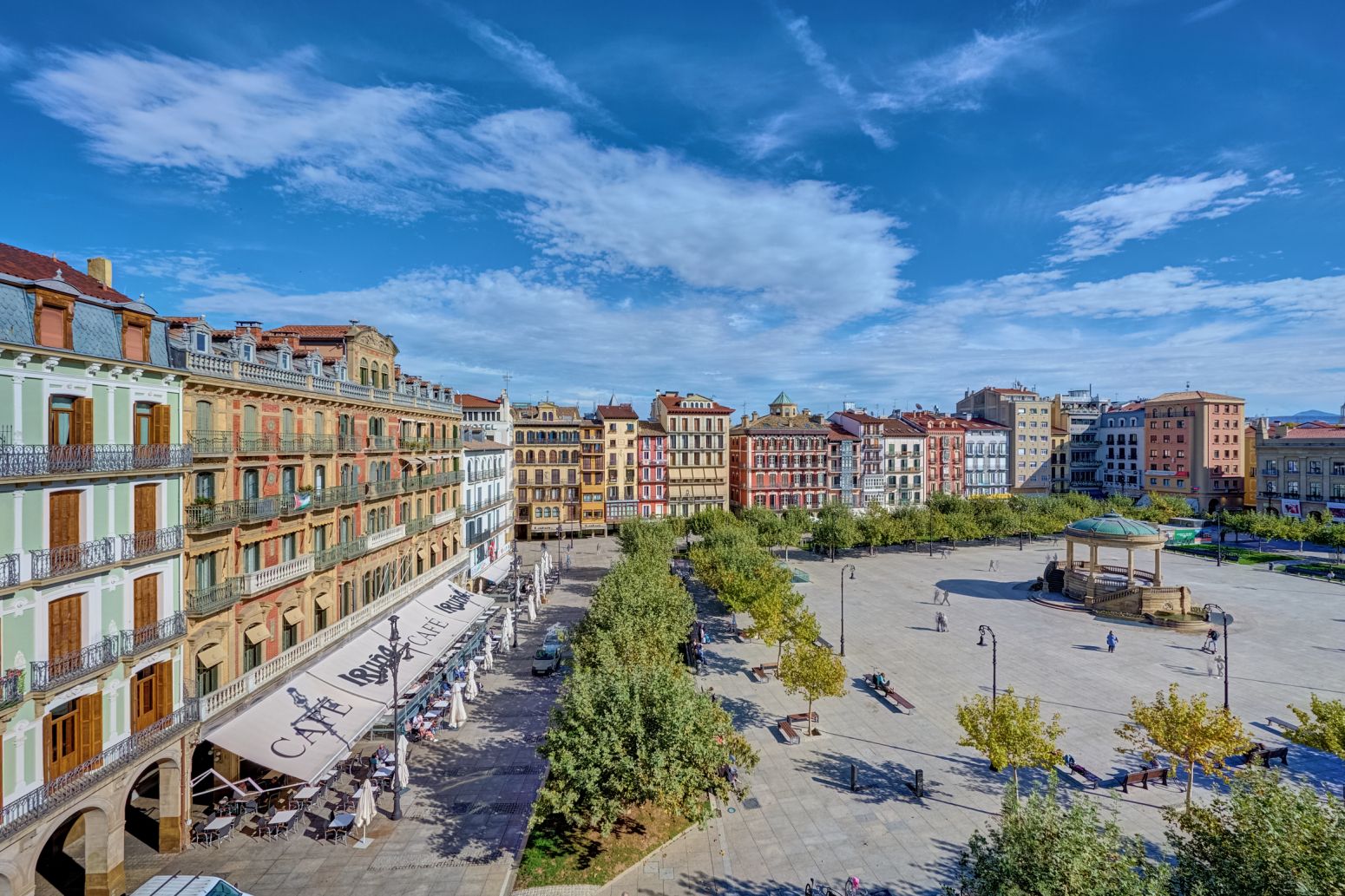 Un piso con vistas a la Plaza del Castillo sale al mercado: patrimonio, modernidad y ubicación única en el Casco Antiguo