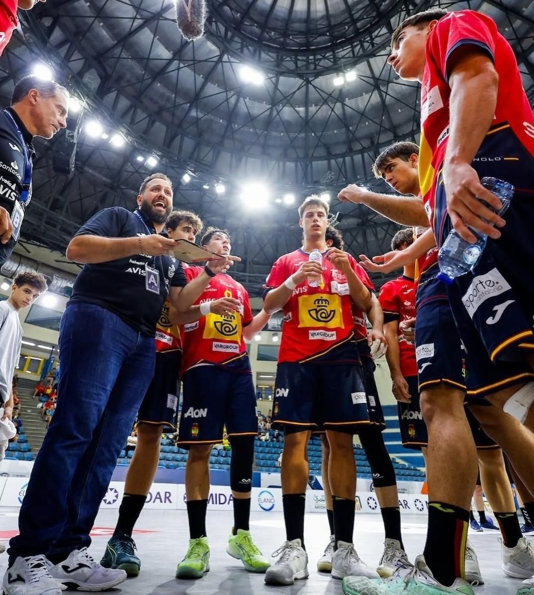 Moyano, dirigiéndose a sus jugadores durante el partido.