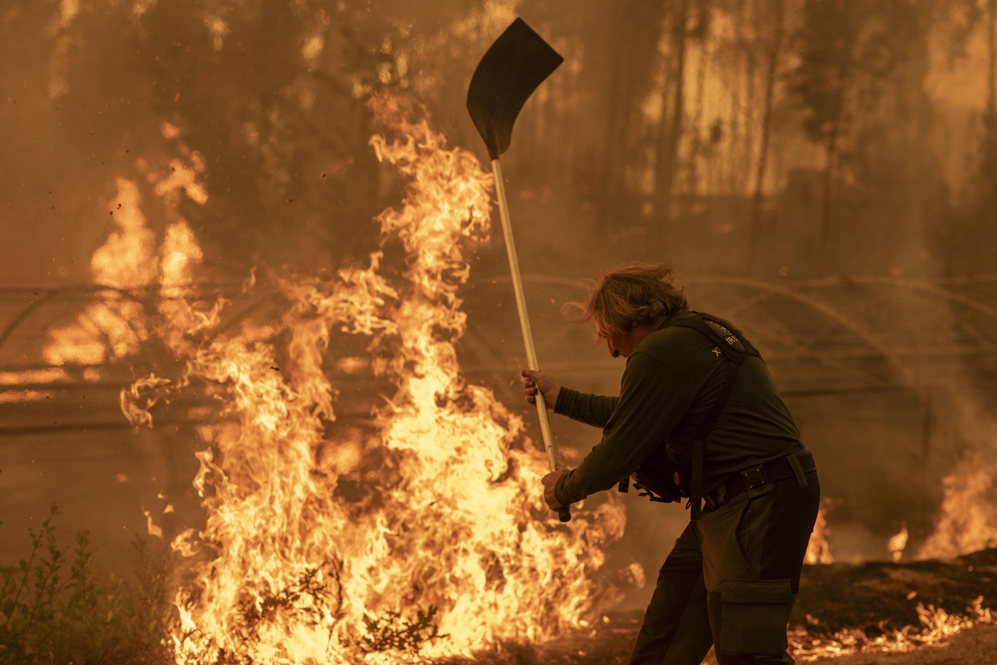 Los incendios no dan tregua en Ourense: los vecinos trabajan en labores de extinción del fuego de Carballeda de Avia