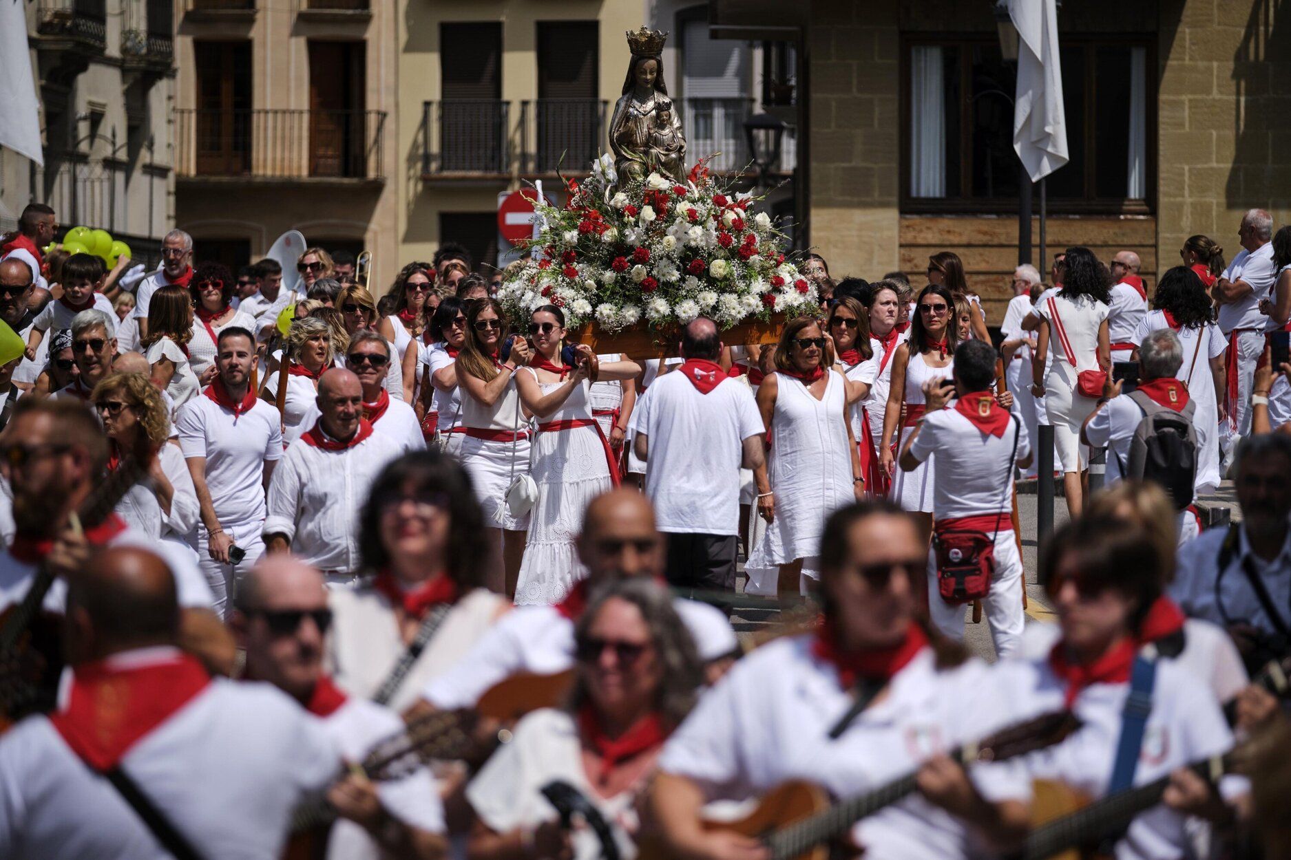 Fotos de la procesión y la pañuelada de este domingo en fiestas de Estella-Lizarra