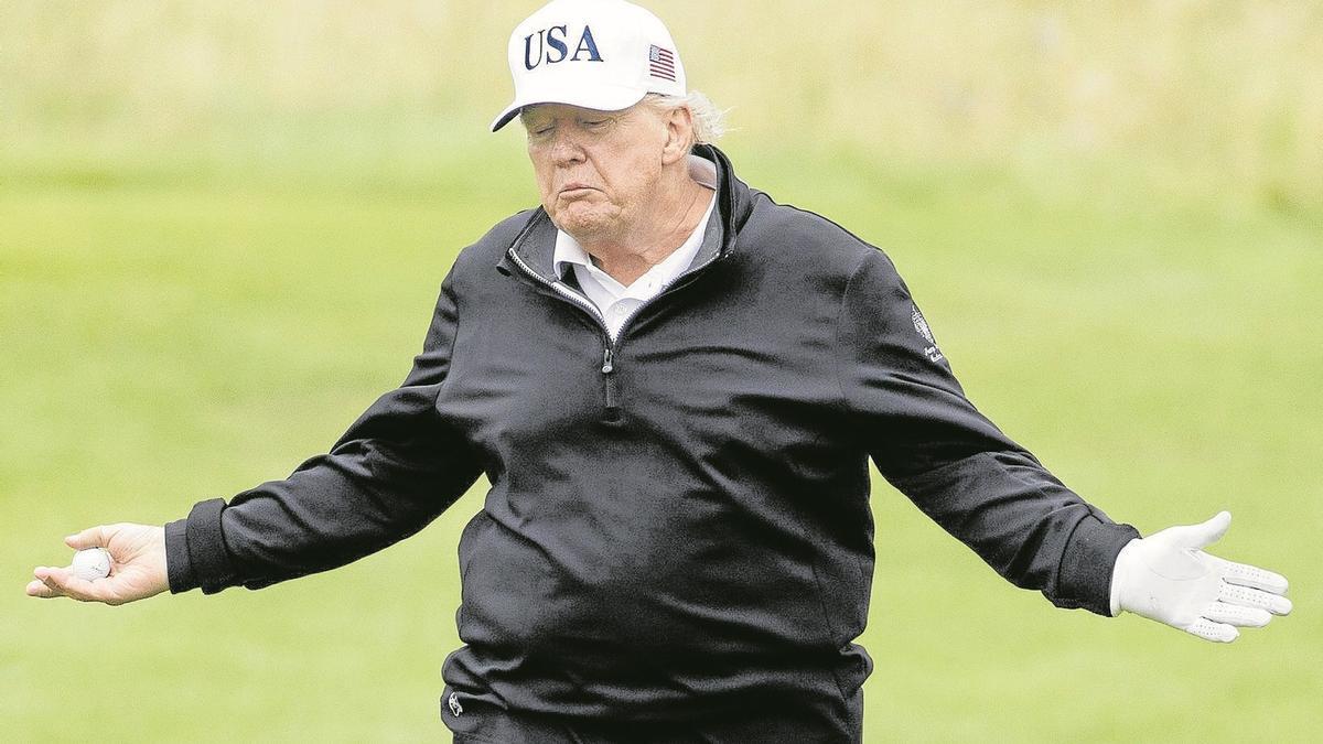 El presidente de EE.UU., Donald Trump, juega al golf en el campo Trump Turnberry durante una visita privada en Escocia.