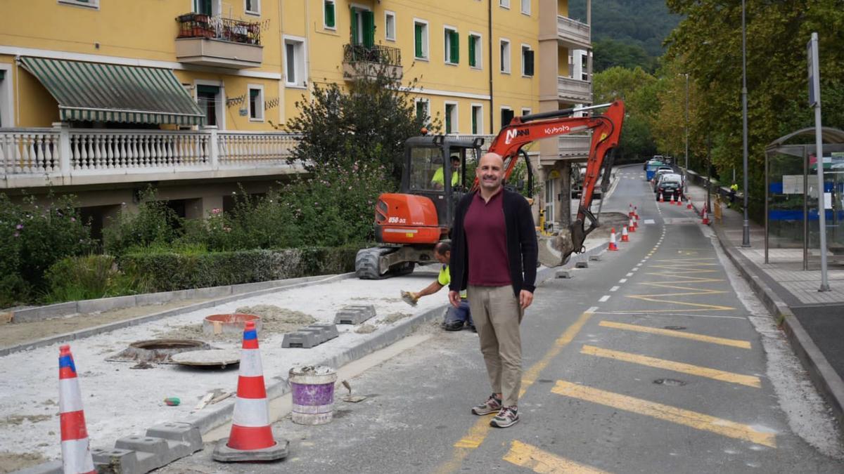 Adur Ezenarro junto a las obras del nuevo tramo del bidegorri de Ordizia.