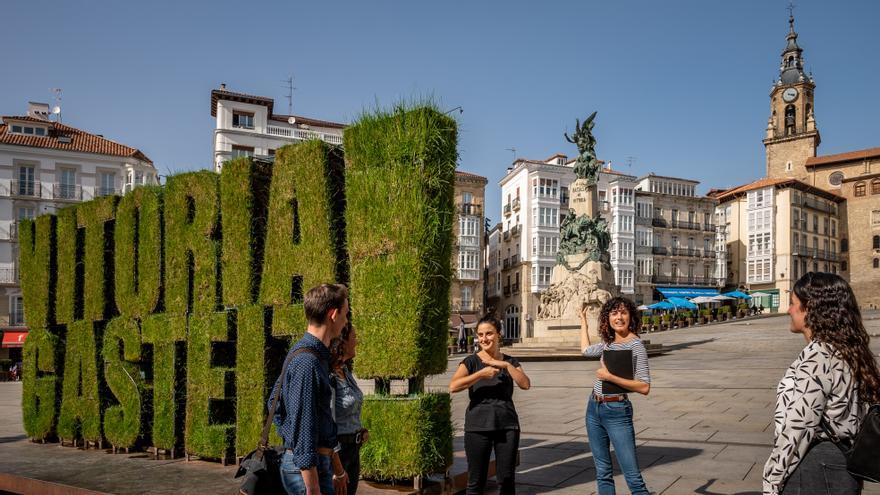 Sarrerak %5,1 eta ostatu gauak %4,8 gehitu dira urrian EAEko hoteletan