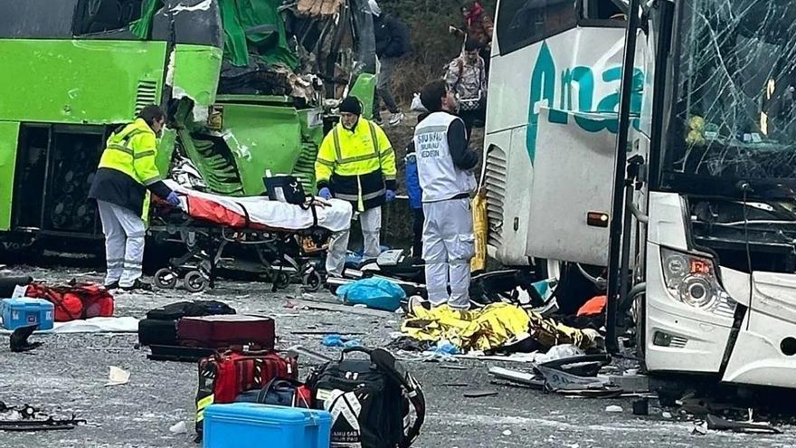 Dos personas muertas y más de 50 heridas tras un accidente múltiple en Las Landas