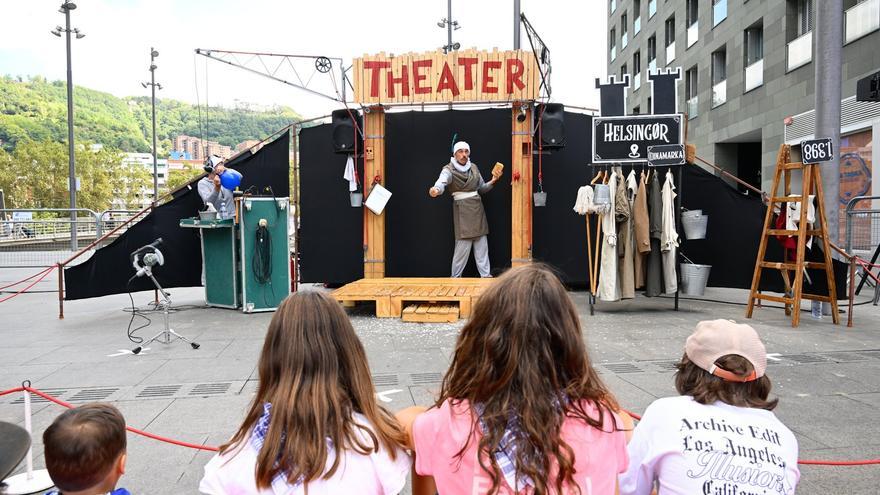 En imágenes: el teatro sale a la calle en Aste Nagusia