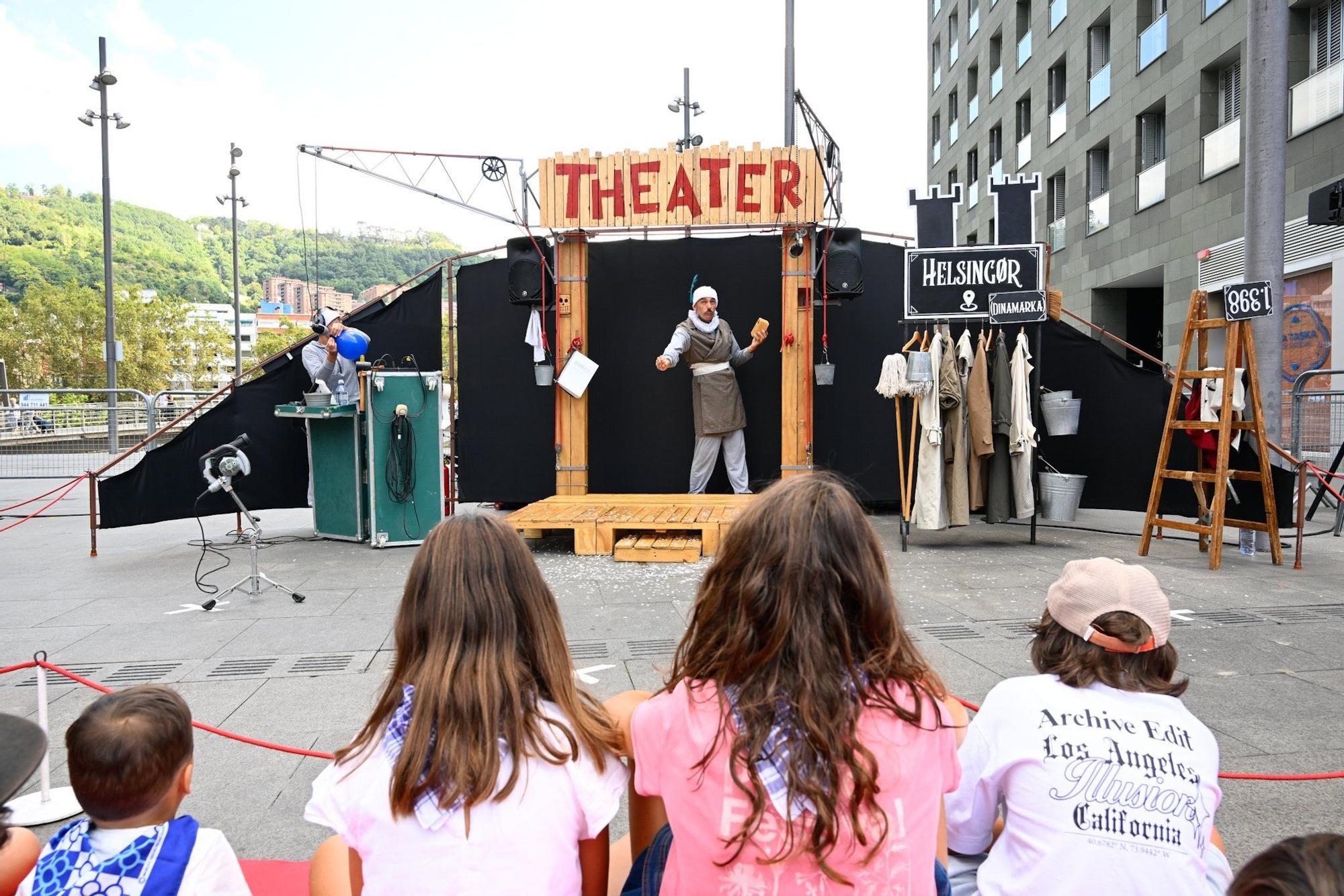 En imágenes: el teatro sale a la calle en Aste Nagusia