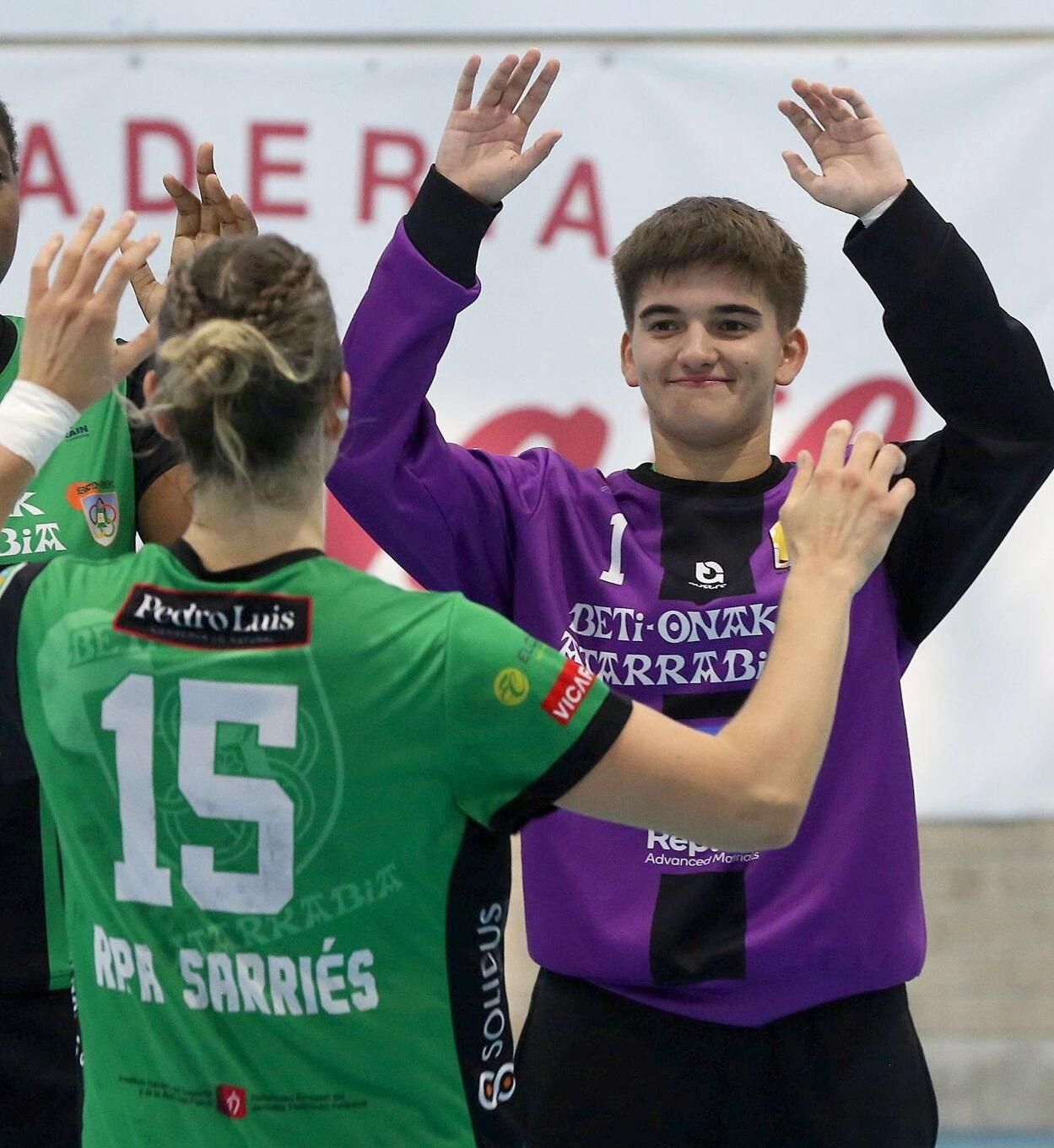 La portera Saioa García choca las manos con Aileen Ripa.