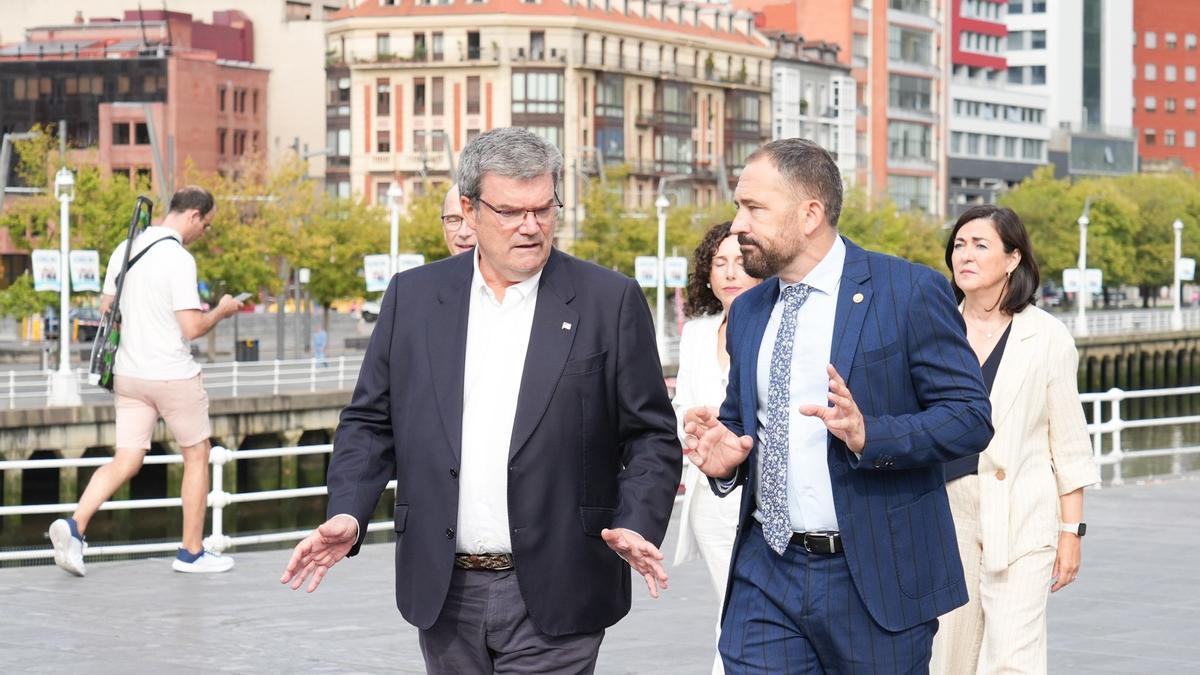 El alcalde de Bilbao, Juan Mari Aburto, y el consejero de  Vivienda, Denis Itsaso.