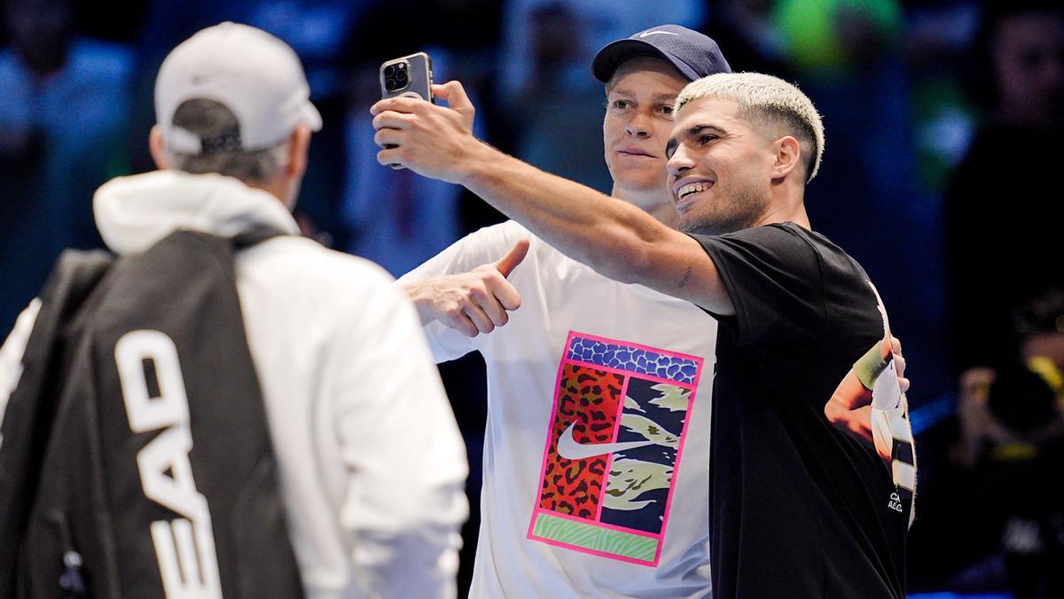 Jannik Sinner y Carlos Alcaraz se hacen un selfi tras el entrenamiento que compartieron en Turín.