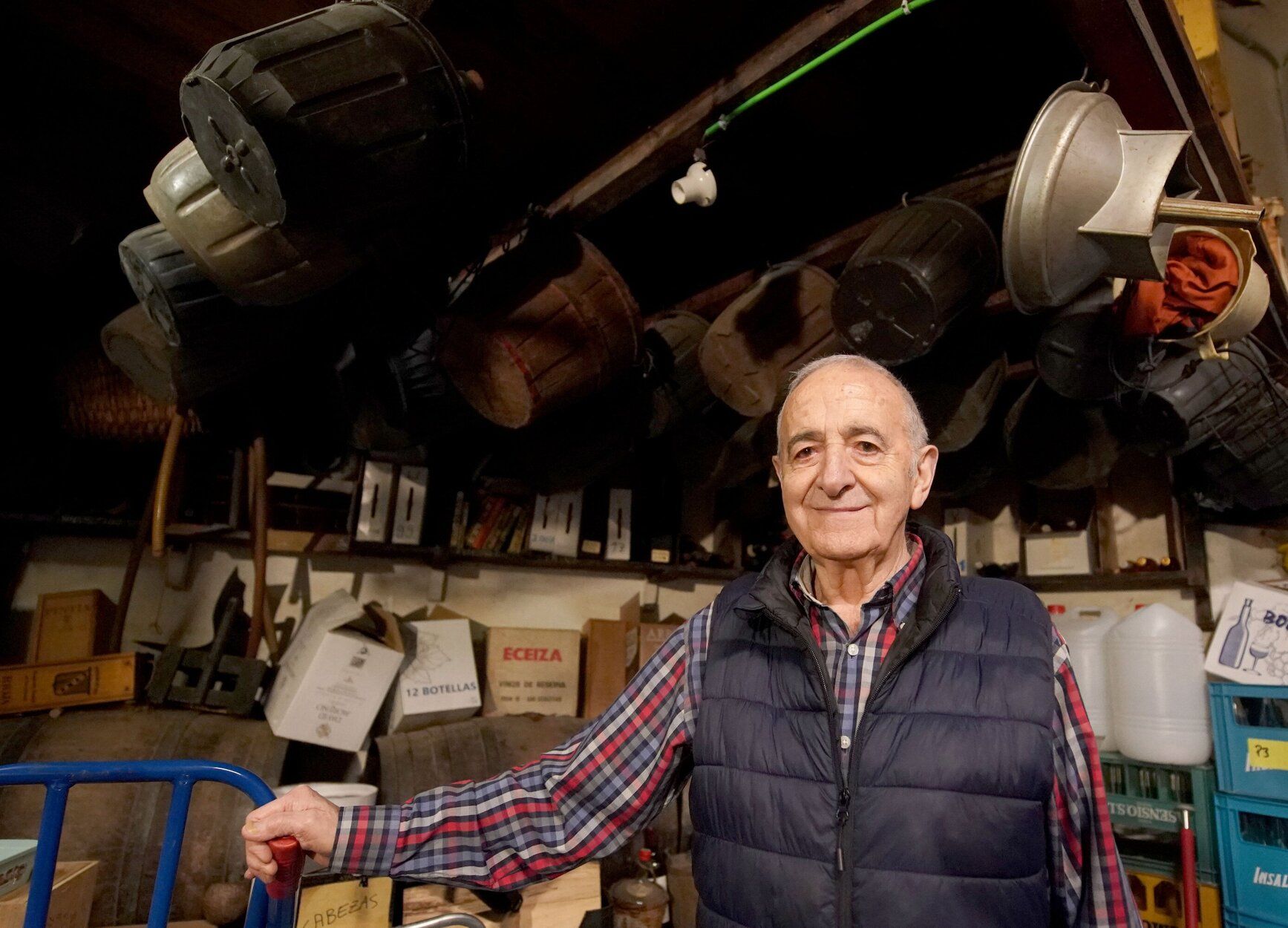 Bernardo Anabitarte, en uno de los almacenes interiores de Vinos y Licores Ezeiza.
