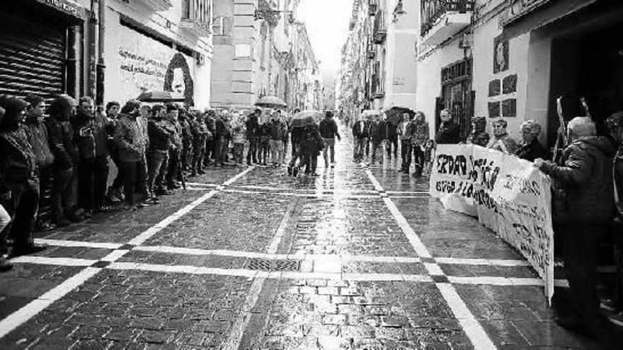 Concentración en homenaje a José Luis Cano en el 41º aniversario de su muerte celebrada ayer en la calle Calderería de Pamplona.