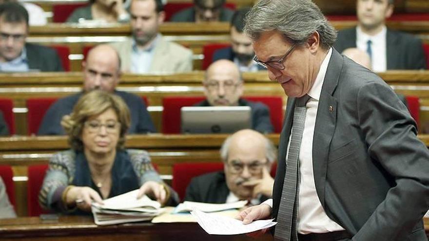 El president de la Generalitat en funciones, Artur Mas, cabizbajo en el segundo debate de investidura.
