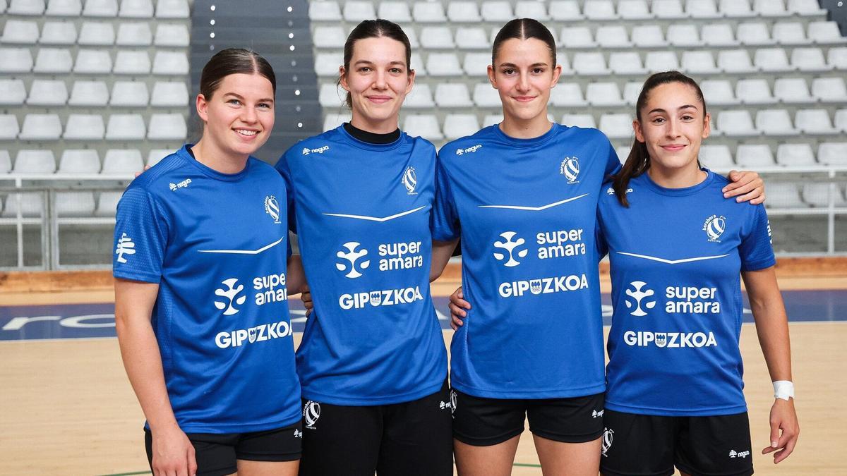 Las nuevas jugadoras Lisanne Kruijswijk, Nicole Wiggins, Ester Somaza y Elena Amores.