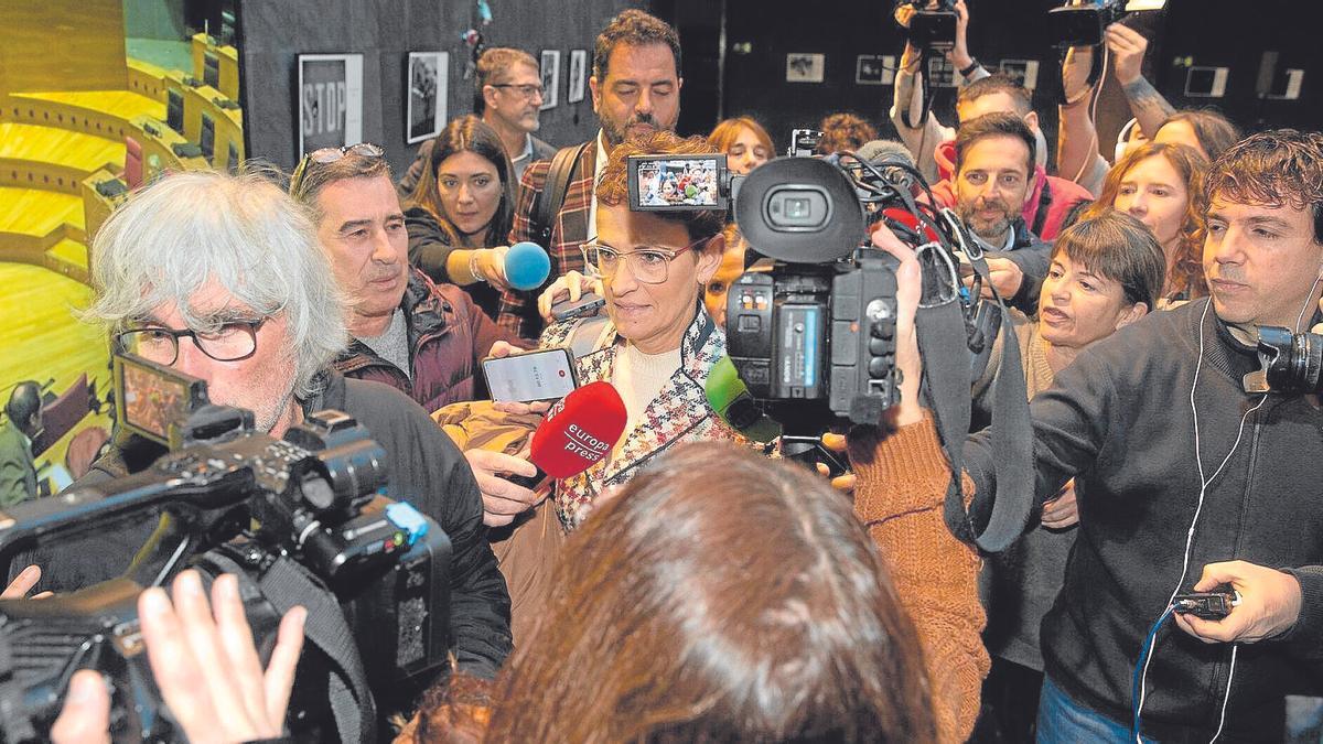 Los dirigentes del PSN, María Chivite y Ramón Alzórriz, rodeados por periodistas de distintos medios ayer a su llegada al pleno del Parlamento.