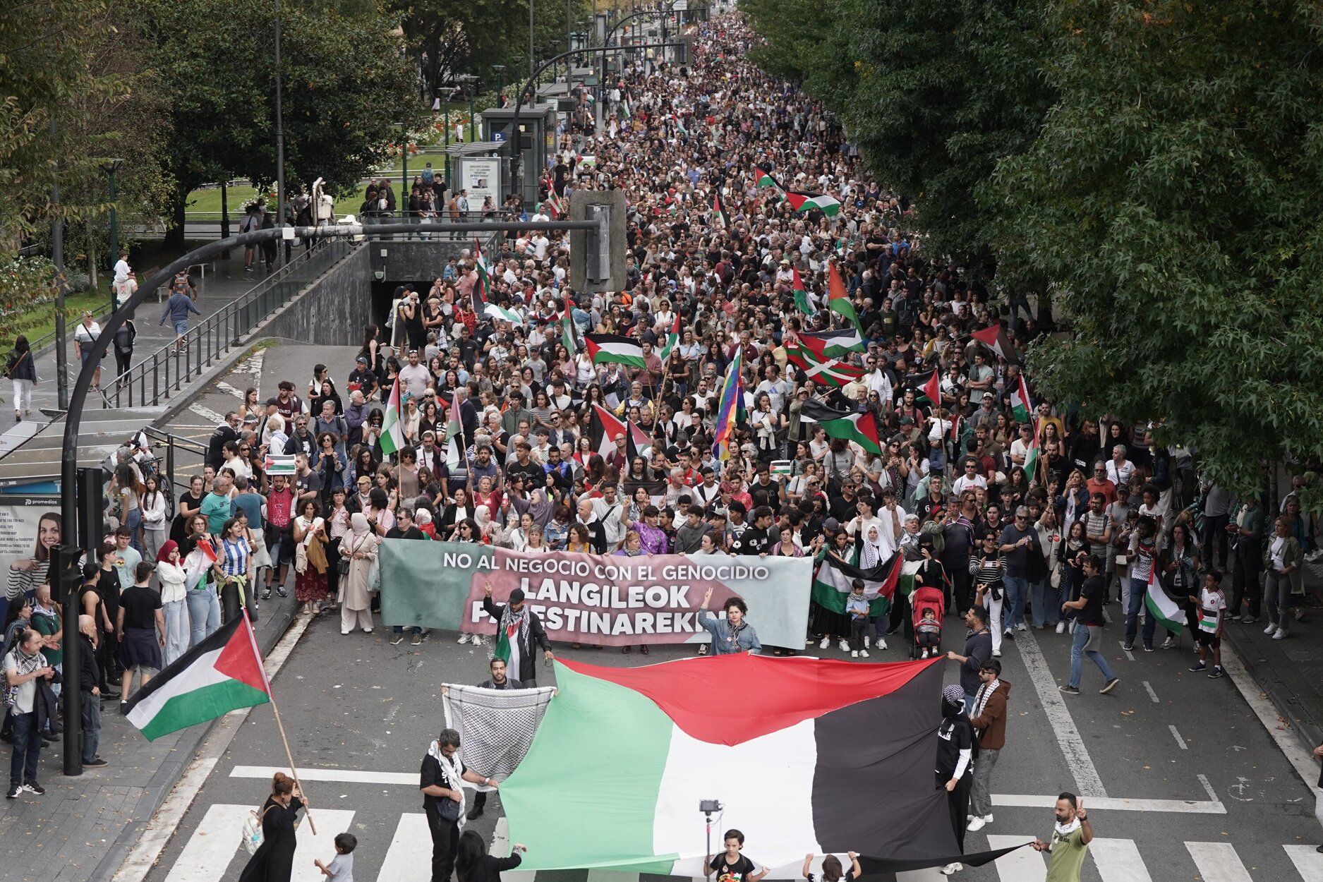[Fotos] Donostia se vuelca con Palestina en la huelga general