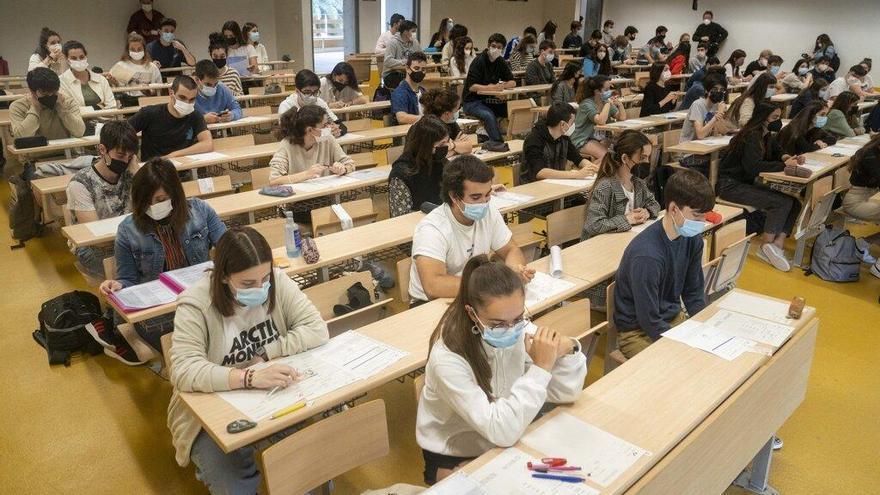 Estudiantes denuncian la disparidad en los precios de la EBAU