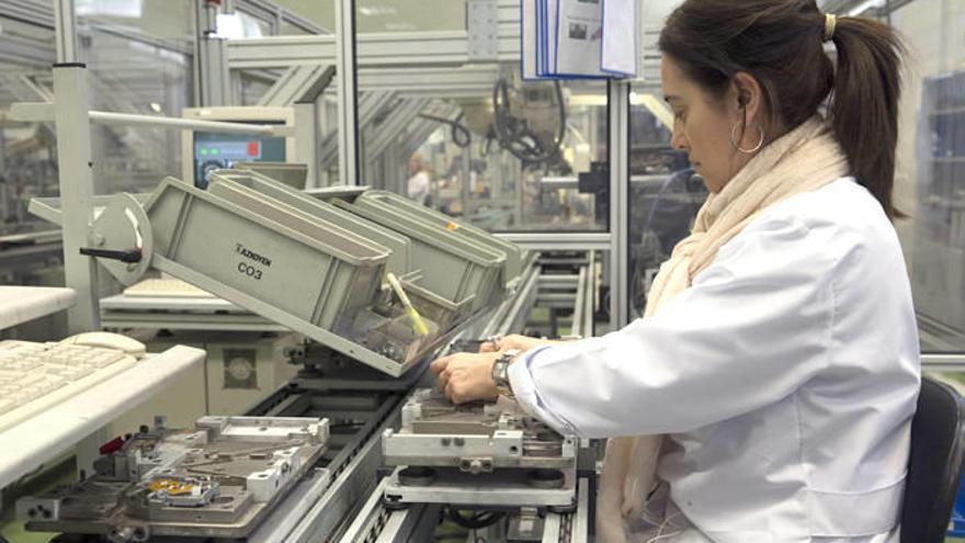 Una empleada de Azkoyen trabajando en la línea de montaje de uno de los productos que fabrica la empresa.