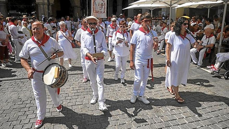 Los txistularis del grupo Hilario Olazarán, por las calles de Estella.