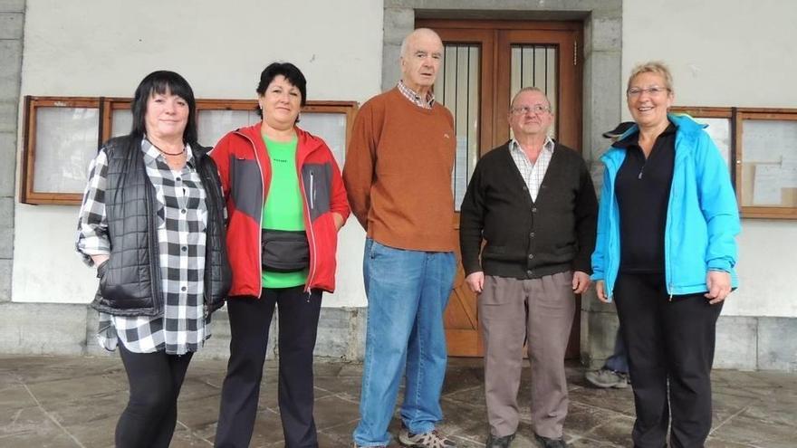 Kontxi Ordoki, Nekane Irurieta, Carmelo Etxarte, Ramon Etxenike y Joxepa Arakues, actuales y ex-miembros de la directiva de San Fermín, frente al hogar de jubilados de Lesaka.