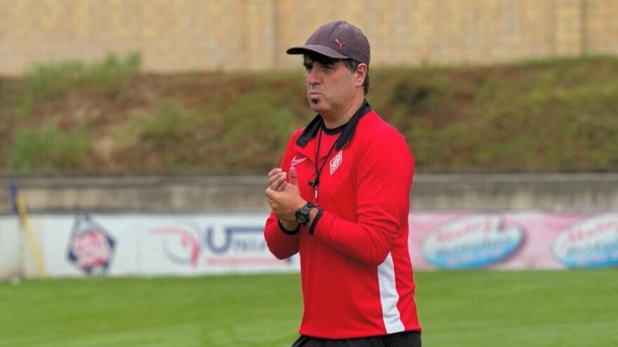 El Amorebieta prescinde de su entrenador