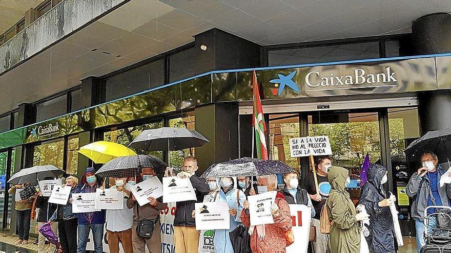 Concentración de pensionistas ayer frente a una oficina de CaixaBank en Donostia. Foto: N.G.