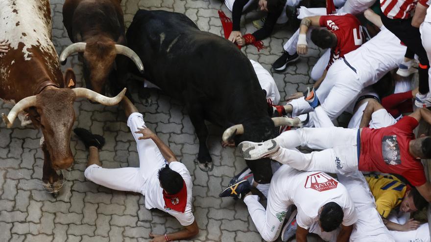 San Fermín | Imágenes de la agencia EFE del quinto encierro de los Cebada Gago
