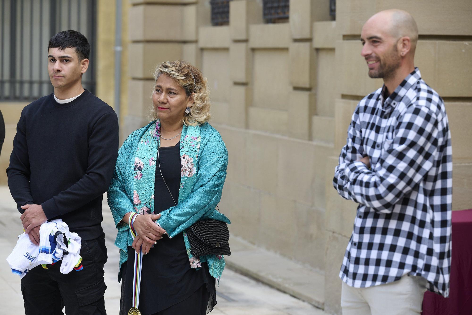 María Chivite recibe a Paula Ostiz en el Palacio de Navarra