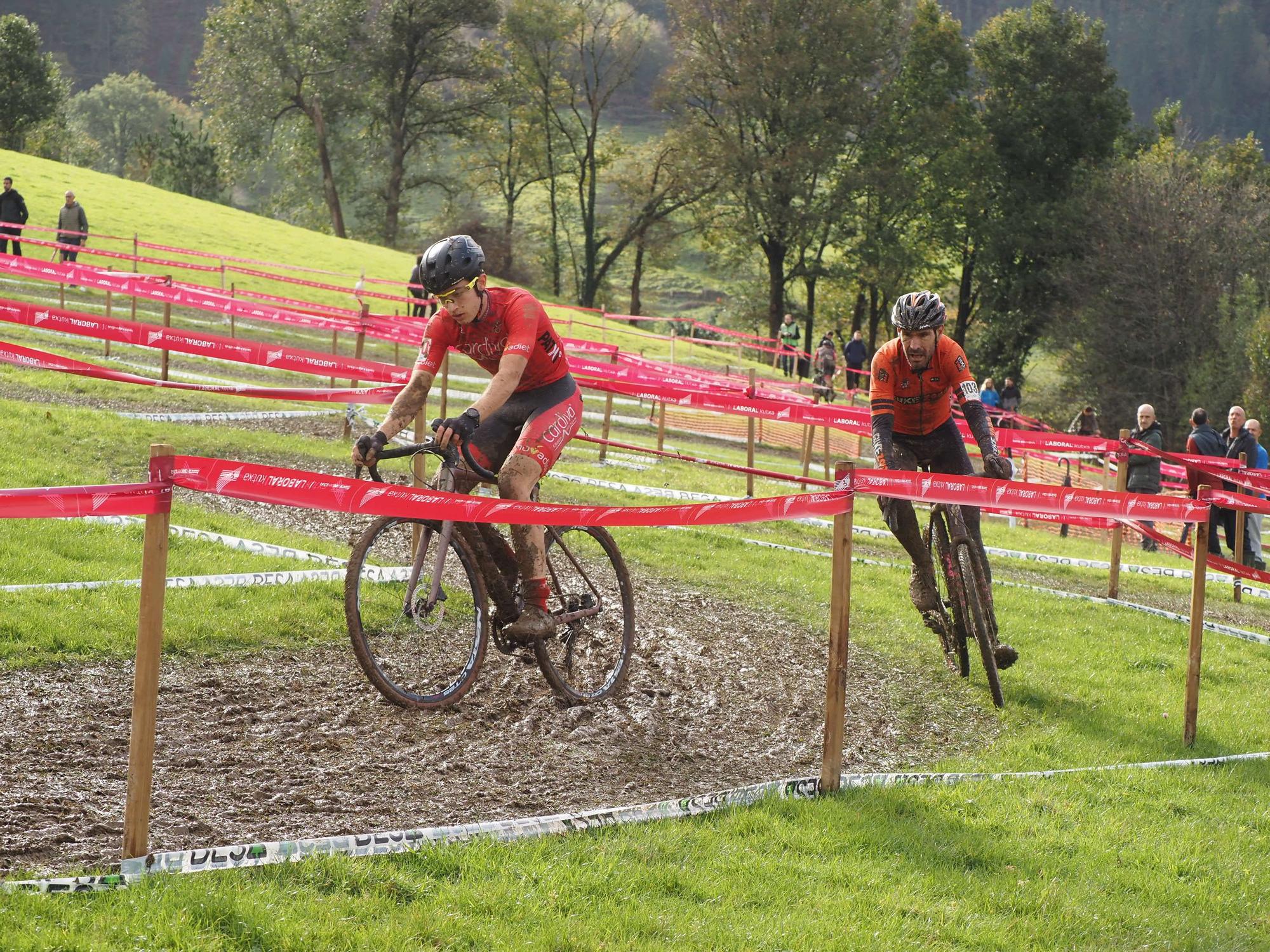 El barro se sumó al espectáculo de ciclocross en Elgoibar