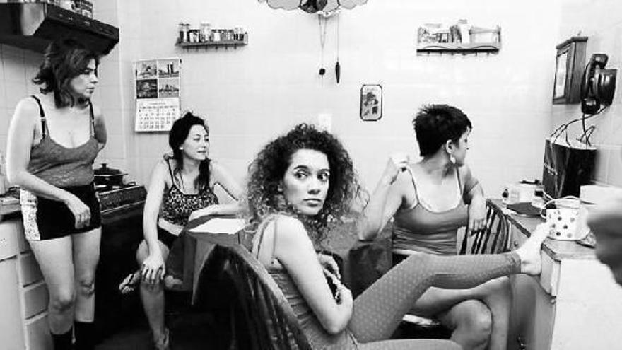 Con el telón de fondo del mundo de la prostitución en Argentina, ‘Alanis’ radiografía la complejidad, indefensión y violencia de una realidad de difícil redención.