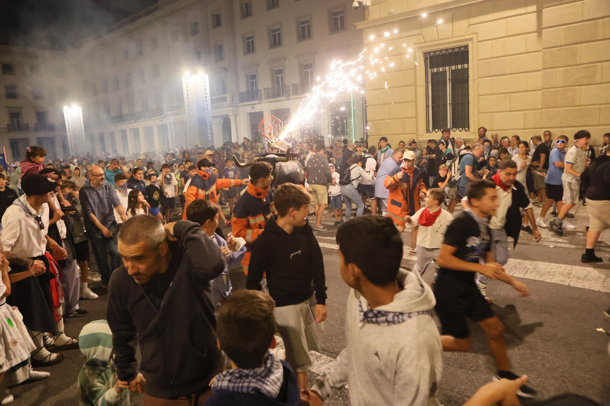 Toros de fuego en la calle Olaguibel