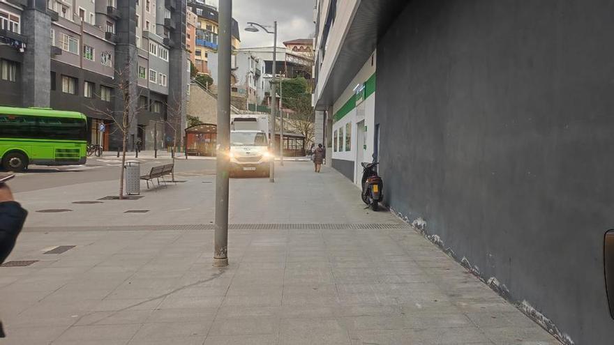Un espacio a cubierto de las inclemencias climatológicas para esperar el autobús en Eibar