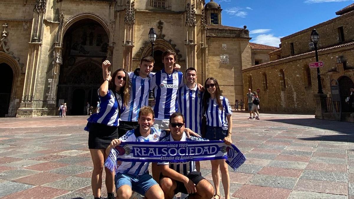 [Fotos] Varios seguidores de la Real se desplazan a Oviedo para animar al equipo
