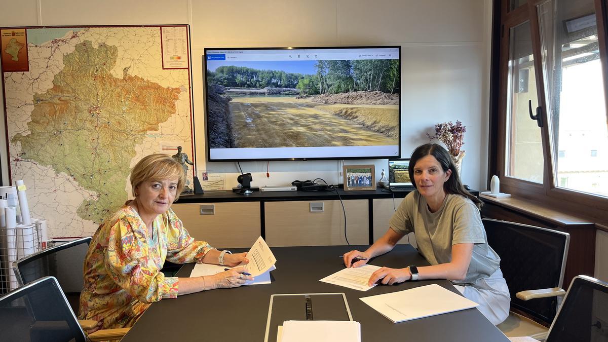 De izquierda a derecha, la alcaldesa de Marcilla, Esther Villanueva, y la directora general de Transporte y Movilidad Sostenible, Berta Miranda.
