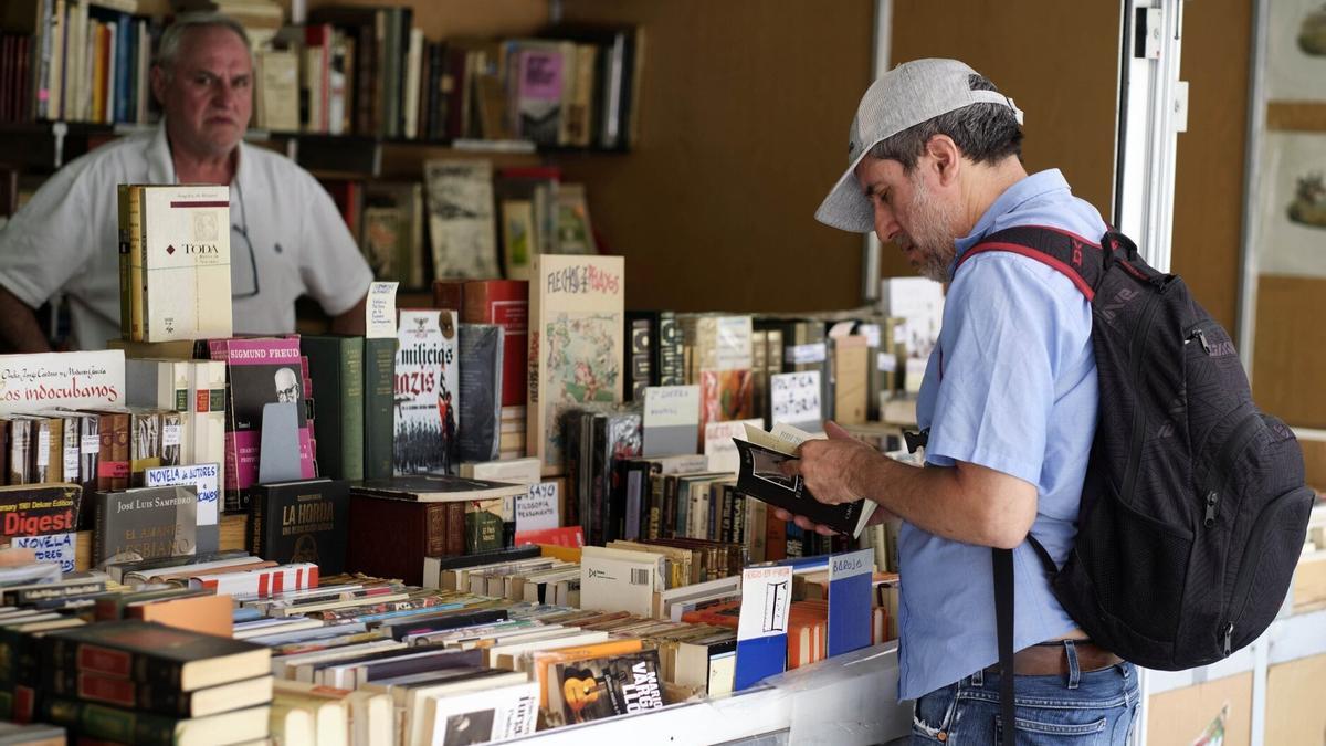 La 5ª Feria del Libro de Navarra levanta su persiana en la Plaza del Castillo.