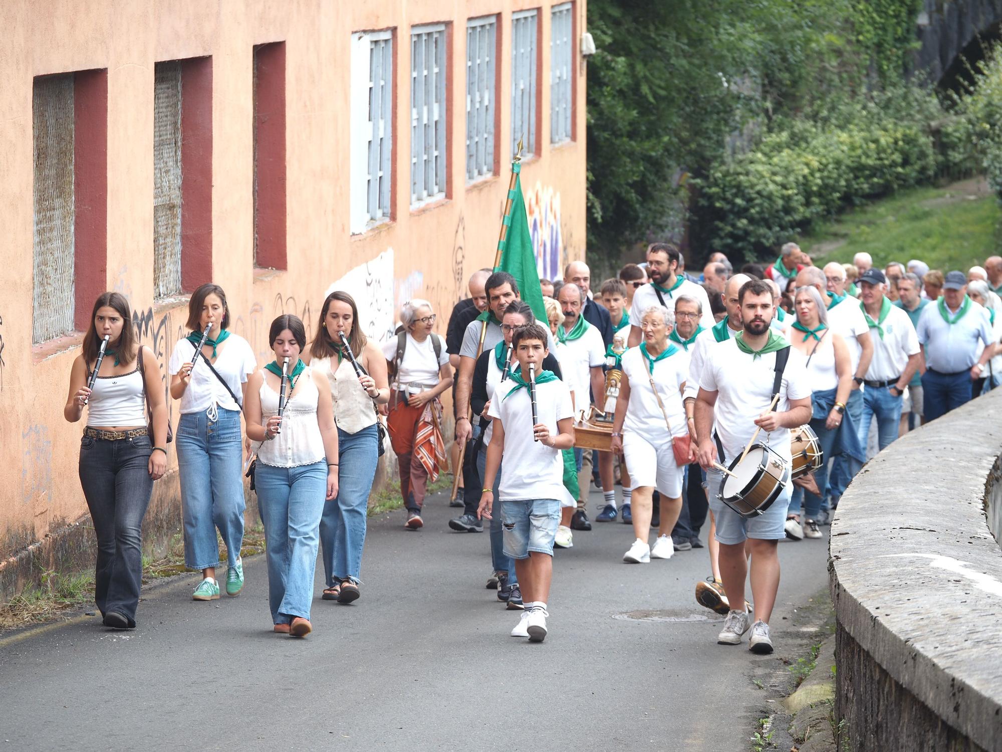 Fiesta en verde y blanco en la ermita de Santa Ana de Mendaro