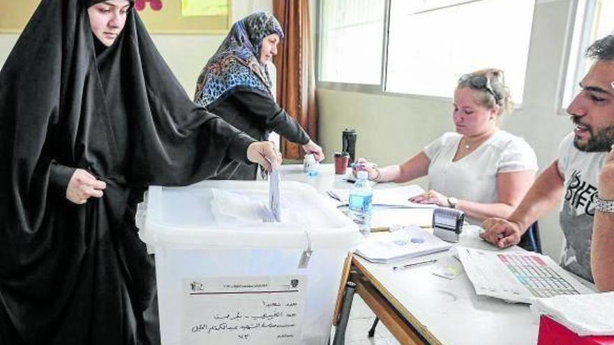Una mujer deposita su voto en el área de Cheyah, en el sur de Beirut, Líbano.