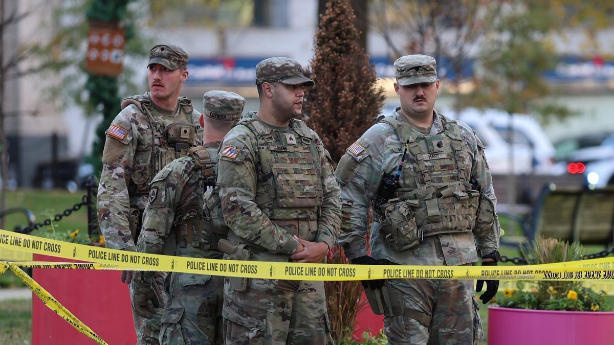 Miembros de la Guardia Nacional de Estados Unidos vigilan en una calle cerca de la Casa Blanca tras el tiroteo.