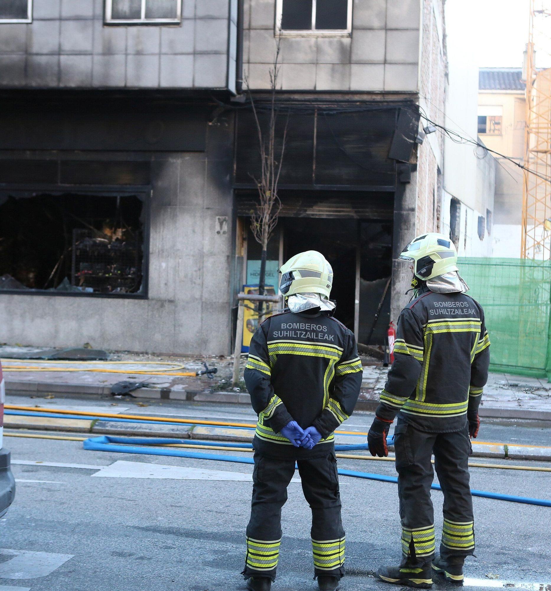 [FOTOS] Así ha quedado el bazar incendiado en la Rochapea