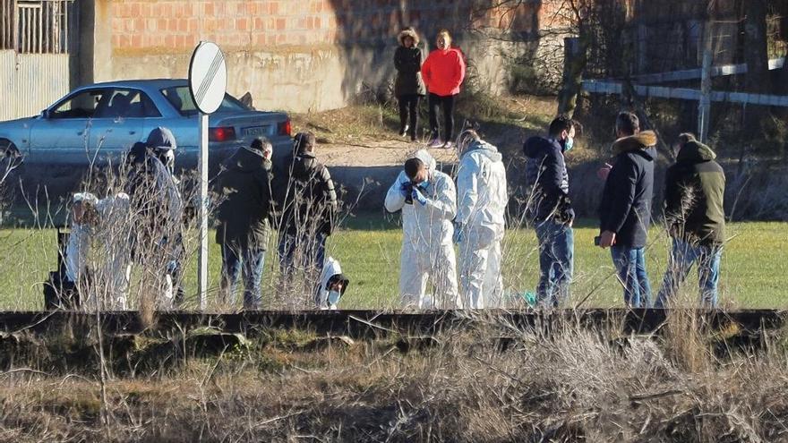 Agentes de la Guardia Civil investigan el hallazgo del cadáver.