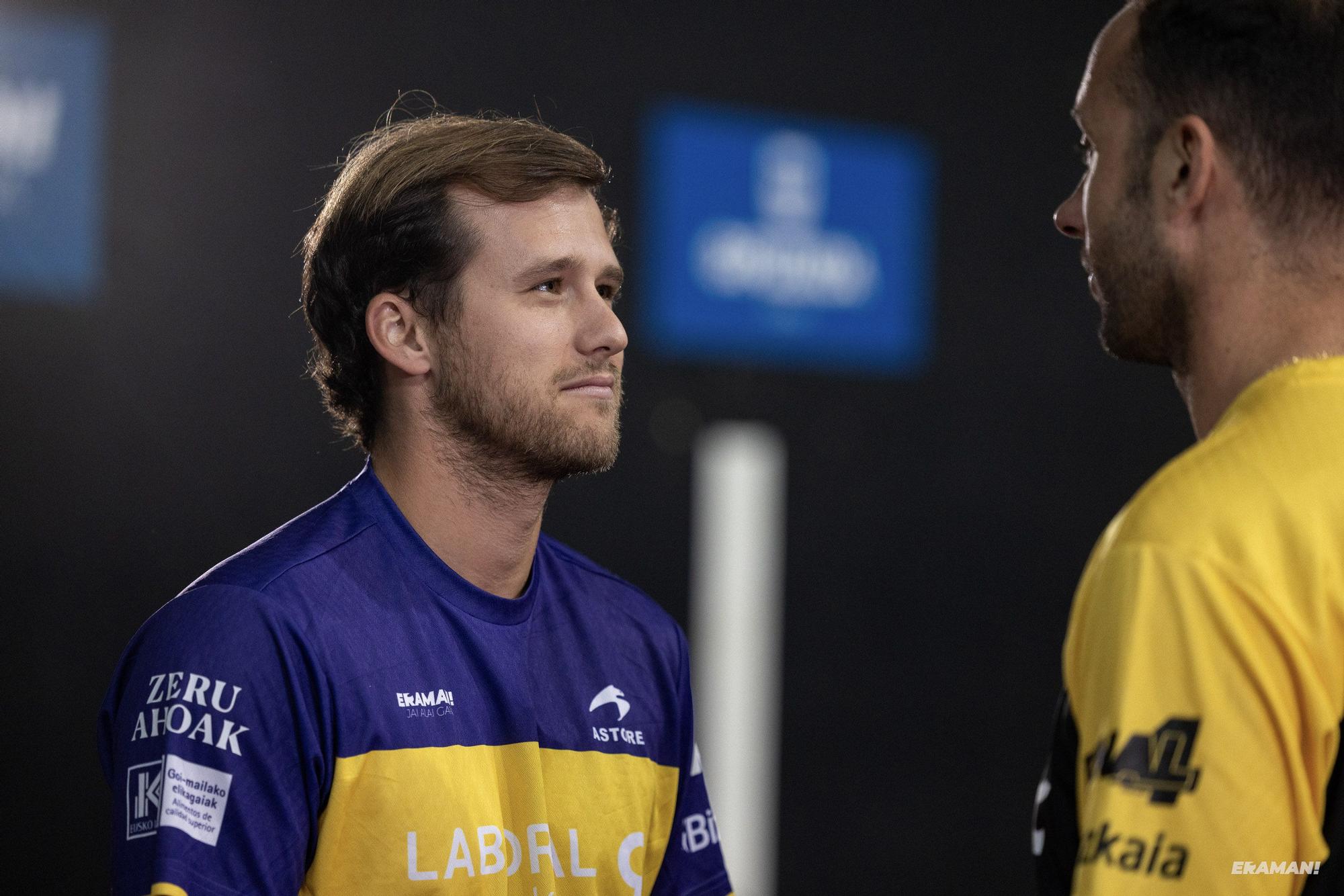 Barandika-López y Urreisti-Basque eligen material para la final de la Jai Alai League en el frontón Carmelo Balda de Donostia.