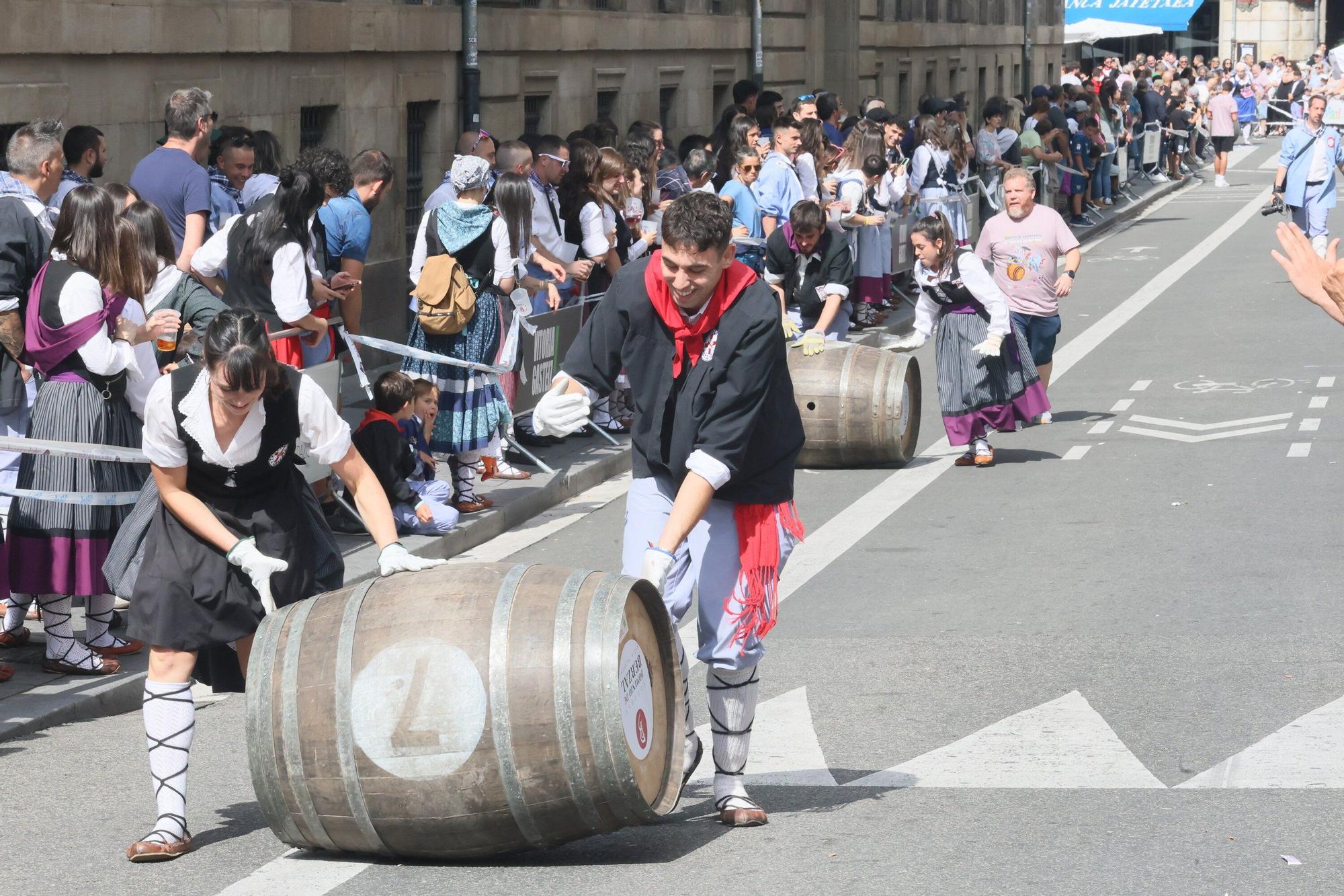 En imágenes: Basatiak gana de nuevo la Carrera de Barricas
