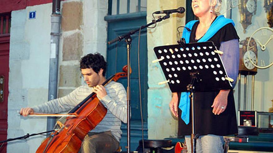 Maddi Oihenart, acompañada por Jérémie Garat, en una actuación.